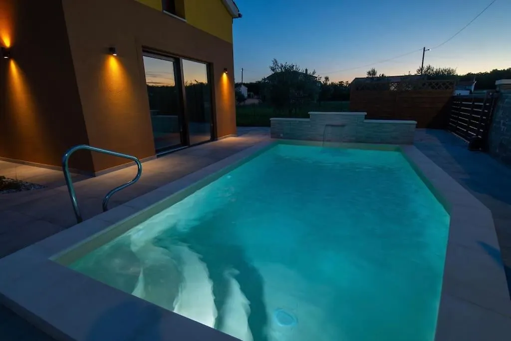 Apartment Vilo With Heated Pool In Istria Marcana